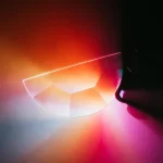 Laboratorieperiskop i glas med färgad belysning, som illustrerar vetenskap och forskning.