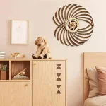 Väggdekoration i trä i spiralform, unik bit för att försköna ditt hem med en vetenskaplig och modern touch. Perfekt för ett vardagsrum eller ett sovrum.