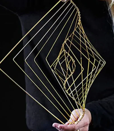Dekorativ skulptur i gyllene metalltråd, modern geometrisk form för inredning eller kontor.