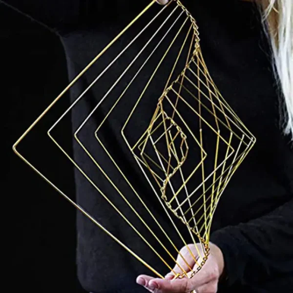 Dekorativ skulptur i gyllene metalltråd, modern geometrisk form för inredning eller kontor.
