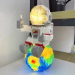 LEGO-figur av astronaut med lysande hjälm, på en färgglad LEGO-planet, lekfull och vetenskaplig dekoration.