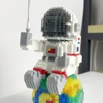 LEGO-figur av en astronaut som sitter på ett färgglatt moln.