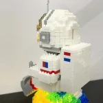 LEGO-dinosauriefigur i vitt med färgglada detaljer.
