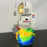 Rymdskepp i LEGO med astronauter och färgglad planet, lekfull vetenskaplig dekoration, perfekt för inredning eller samling.