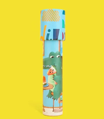 Lekfull klädnypa i form av en krokodil med färgglad design, idealisk för hemdekoration eller för att lägga till en rolig touch till tvätten.