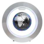 Ljusglob med LED-belysning i en metallram, som illustrerar världens geografi med en modern design.