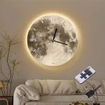 Väggklocka i form av en måne med LED-belysning, modern dekoration för vardagsrum eller sovrum, kosmisk och elegant atmosfär.
