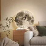 Designerklocka med inbyggd LED-belysning, perfekt för modern och elegant inredning.