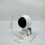 Astronautfigur i vetenskaplig dekoration, vit med svart hjälm, idealisk för inredning eller som samlarobjekt.