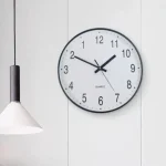 Rund väggklocka med tydlig visning, ren design, idealisk för inredning och tidshantering.