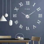 Väggpendel med romerska siffror och ordet "TIME".
