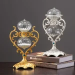 Dekorativ glasbaluster i gyllene eller silverfärgad metall, idealisk för inredning eller som samlarobjekt.