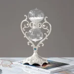 Transparent glasvas i vetenskaplig stil med en komplex design, perfekt för dekoration eller som samlarobjekt. Perfekt för att lägga till en sofistikerad touch till ditt hem.