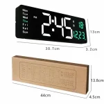 Modern väggklocka med LED-display, visar tid, datum och temperatur, perfekt för kontors- eller hem-inredning.