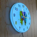 Vetenskaplig väggklocka med färgglad design.