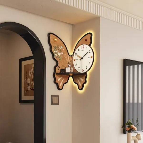 Väggklocka i form av en fjäril med blommiga element och mjukt LED-ljus.
