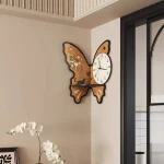 Väggklocka i form av en fjäril i trä med blommig design och inbyggd mekanism, perfekt för elegant och original inredning.