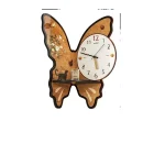 Väggpendel i form av en fjäril med inbyggd klocka, original och modern dekoration för inomhusbruk.