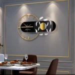 Väggbalanser med geometriska element i svart och guld.