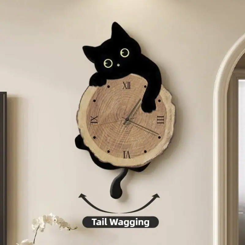 Väggklocka i form av en svart katt med svans, original och dekorativ design, idealisk för modern eller lekfull inredning.