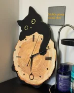 Väggklocka i form av en svart katt med urtavla av naturligt trä, en original dekoration för djurälskare och modern design.