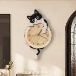 Väggklocka i form av en svart katt med söta detaljer, idealisk för en lekfull och modern dekoration.