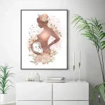 Konstnärlig illustration av en gravid kvinna omgiven av blommor och abstrakta mönster.
