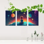 Barn som sitter på en planet, som betraktar ett färgglatt universum med planeter och stjärnor, i en triptyk som inspirerar till vetenskap och fantasi.