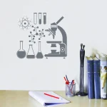Illustration av laboratoriematerial och vetenskapliga dekorationsobjekt, inklusive ett mikroskop, kolvar och böcker, perfekt för vetenskaplig tematisk dekoration.