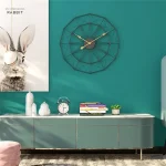 Designväggklocka i svart metall med geometrisk struktur, idealisk för modern inredning.