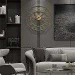 Geometrisk väggklocka i gyllene metall, modern och elegant stil, idealisk för samtida inredning.
