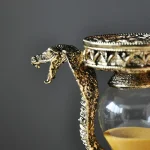 Rökelsehållare i gyllene metall med detaljerad ormhuvud, perfekt för vetenskaplig eller mystisk stil.