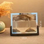 Dekorativt objekt i glas som illustrerar geologiska formationer med lager av sten och mineraldetaljer.