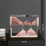 Dekorativ spegel i form av ett geologiskt landskap med relief i rosa sten, perfekt för elegant och modern inredning.