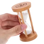 Timglas i naturligt trä med vit sand, symbol för tidens gång, perfekt för dekoration eller tidmätning.