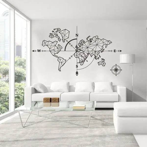 Geometrisk världskarta med kompass på väggen i ett ljust minimalistiskt vardagsrum, modern väggdekoration för en elegant och samtida inredning.