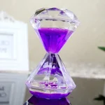 Sandur i lila glas, vetenskapligt dekorativt objekt, perfekt för original och utbildande dekoration.