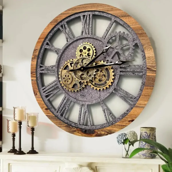 Industriell väggklocka med metallväxlar och träram, modern och vintage dekoration för inredning.