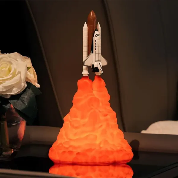 Modell av raket i lansering med orange rök, vetenskaplig dekoration för samling eller inredning.