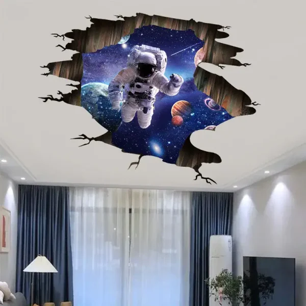 Figur av astronaut som svävar i en rymdmiljö med planeter och stjärnor, skapad för en original och immersiv väggdekoration.