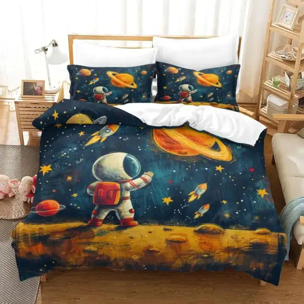 Set med sängkläder med mönster av astronauter och rymd, perfekta för en vetenskaplig dekoration eller för astronomientusiaster.