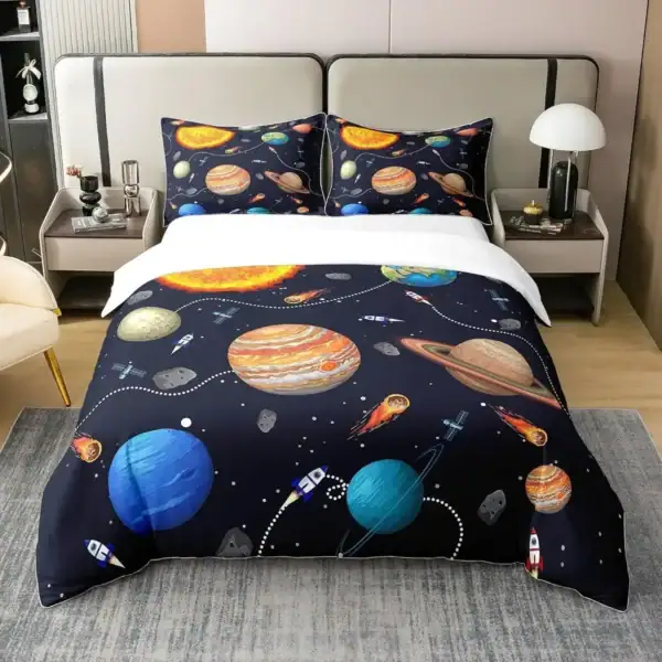 Sängkläder med mönster av planeter, stjärnor och raketer i en rymddesign, perfekt för astronomi- och vetenskapsentusiaster, som ger en kosmisk touch till rummet.