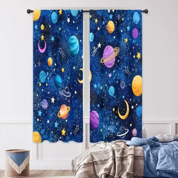 Mörkläggande tyg med mönster av planeter, stjärnor och galaxer för dekoration av barnrum eller lekfullt utrymme. Idealisk för att skapa en kosmisk och mystisk atmosfär.