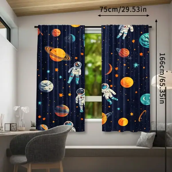 Gardiner med rymdtema med astronauter och planeter för inredning.