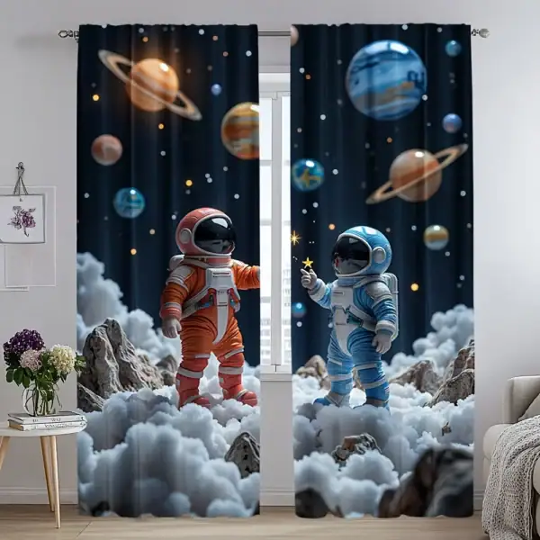 Ett par gardiner med mönster av astronauter och planeter i rymden.