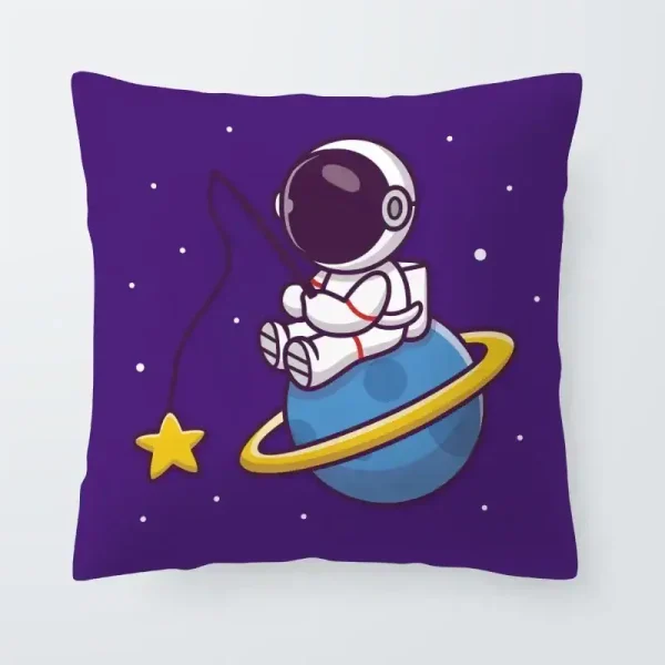 Plyschastronaut som sitter på en planet med en orbitalring, i en rymdmiljö med stjärnor. Perfekt för dekoration eller present för rymd- och vetenskapsentusiaster.