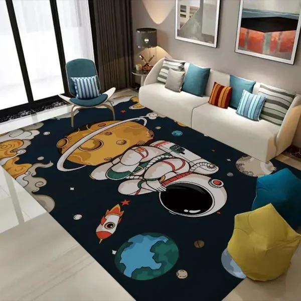 Modern salong med astronautmatta, färgglada kuddar och rymdinredning, som skapar en kosmisk och lekfull atmosfär i rummet.