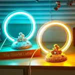 LED-lampor i form av cirklar med astronautfigurer på månens baser, som skapar en modern och original vetenskaplig dekoration.