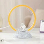 LED-lampa i form av en planet med en astronaut på cykel, idealisk för en originaldekoration.