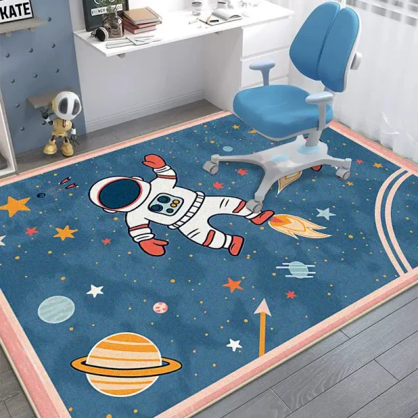 Lekmatta med astronaut- och planeter-mönster, idealisk för barnrum eller lekplats.